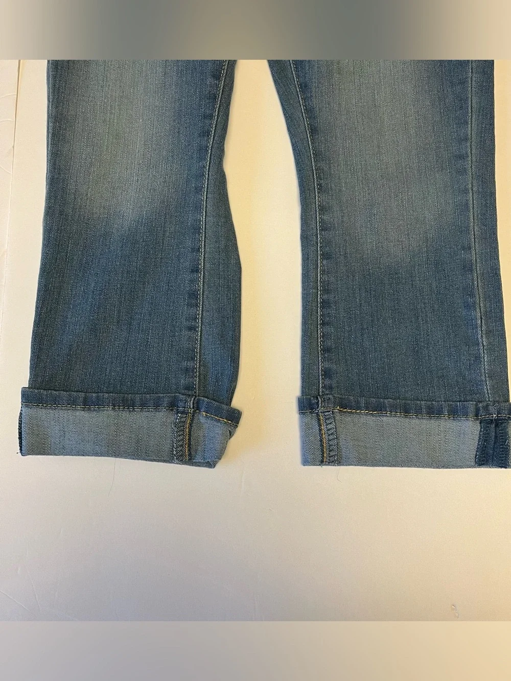Womens Levis Size 2 Mid-Rise Capri jeans Cuffed Stretch Cuffed Signature Gold